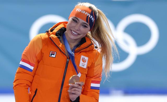 (260209) -- MILAN, Feb. 9, 2026 (Xinhua) -- Gold medalist Jutta Leerdam of the Netherlands attends the awarding ceremony of speed skating women's 1000m at the Milan-Cortina 2026 Olympic Winter Games in Milan, Italy, Feb. 9, 2026. (Xinhua/Du Xiaoyi)