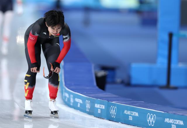(260209) -- MILAN, Feb. 9, 2026 (Xinhua) -- Tian Ruining of China reacts after the match of speed skating women's 1000m at the Milan-Cortina 2026 Olympic Winter Games in Milan, Italy, Feb. 9, 2026. (Xinhua/Du Xiaoyi)