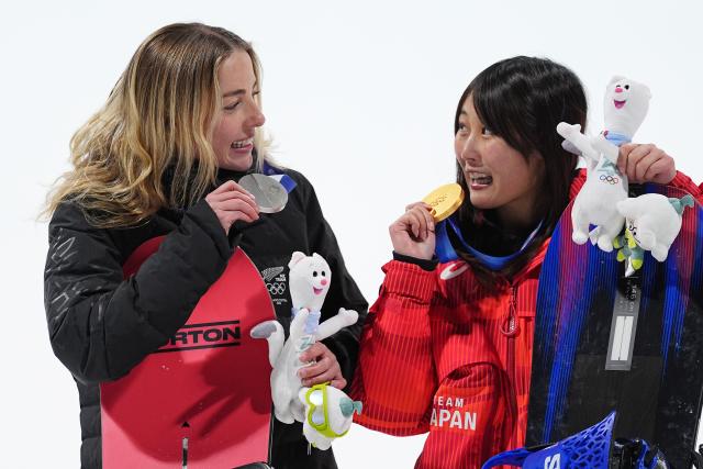 (260209) -- LIVIGNO, Feb. 9, 2026 (Xinhua) -- Gold medalist Murase Kokomo (R) of Japan interacts with silver medalist Zoi Sadowski Synnott of New Zealand during the awarding ceremony of the snowboard women's big air at the Milan-Cortina 2026 Olympic Winter Games in Livigno, Italy, Feb. 9, 2026. (Xinhua/Wu Huiwo)