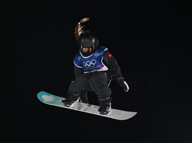 (260209) -- LIVIGNO, Feb. 9, 2026 (Xinhua) -- Zhang Xiaonan of China competes during the snowboard women's big air final match at the Milan-Cortina 2026 Olympic Winter Games in Livigno, Italy, Feb. 9, 2026. (Xinhua/Xia Yifang)
