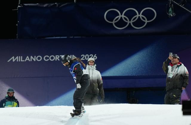 (260209) -- LIVIGNO, Feb. 9, 2026 (Xinhua) -- Zhang Xiaonan of China competes during the snowboard women's big air final match at the Milan-Cortina 2026 Olympic Winter Games in Livigno, Italy, Feb. 9, 2026. (Xinhua/Xia Yifang)