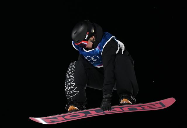 (260209) -- LIVIGNO, Feb. 9, 2026 (Xinhua) -- Zoi Sadowski Synnott of New Zealand competes during the snowboard women's big air final match at the Milan-Cortina 2026 Olympic Winter Games in Livigno, Italy, Feb. 9, 2026. (Xinhua/Xia Yifang)