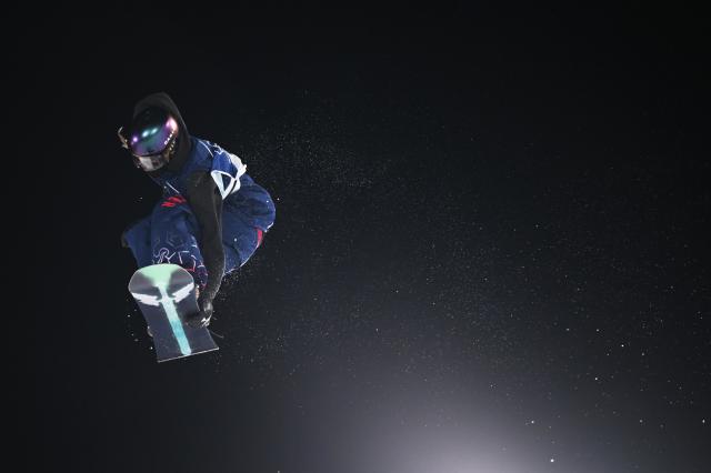 (260209) -- LIVIGNO, Feb. 9, 2026 (Xinhua) -- Mia Brookes of Britain competes during the snowboard women's big air final match at the Milan-Cortina 2026 Olympic Winter Games in Livigno, Italy, Feb. 9, 2026. (Xinhua/Xia Yifang)