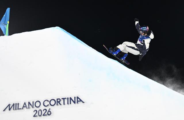 (260209) -- LIVIGNO, Feb. 9, 2026 (Xinhua) -- Suzuki Momo of Japan competes during the snowboard women's big air final match at the Milan-Cortina 2026 Olympic Winter Games in Livigno, Italy, Feb. 9, 2026. (Xinhua/Xia Yifang)