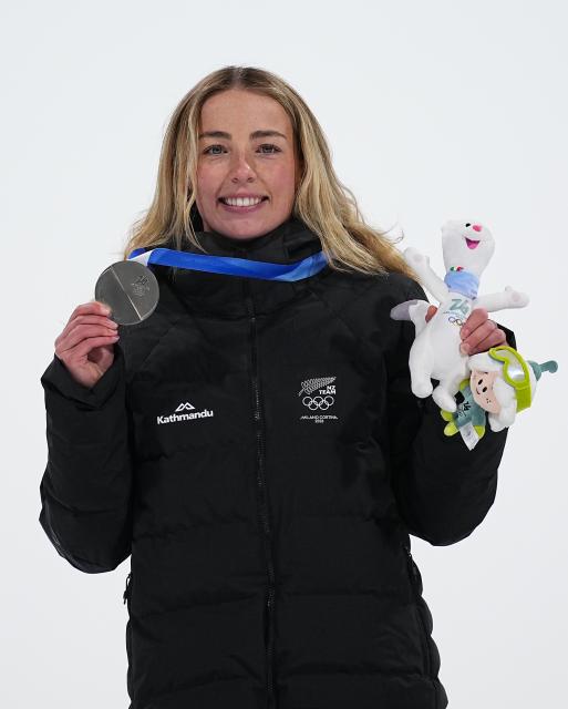 (260209) -- LIVIGNO, Feb. 9, 2026 (Xinhua) -- Silver medalist Zoi Sadowski Synnott of New Zealand reacts during the awarding ceremony of the snowboard women's big air at the Milan-Cortina 2026 Olympic Winter Games in Livigno, Italy, Feb. 9, 2026. (Xinhua/Wu Huiwo)