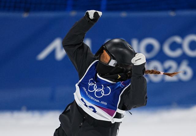 (260209) -- LIVIGNO, Feb. 9, 2026 (Xinhua) -- Zhang Xiaonan of China celebrates during the snowboard women's big air final match at the Milan-Cortina 2026 Olympic Winter Games in Livigno, Italy, Feb. 9, 2026. (Xinhua/Wu Huiwo)