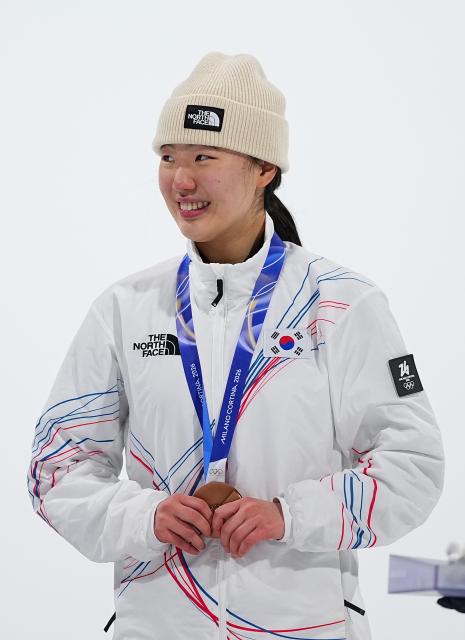 (260209) -- LIVIGNO, Feb. 9, 2026 (Xinhua) -- Bronze medalist Yu Seungeun of South Korea reacts during the awarding ceremony of the snowboard women's big air at the Milan-Cortina 2026 Olympic Winter Games in Livigno, Italy, Feb. 9, 2026. (Xinhua/Wu Huiwo)