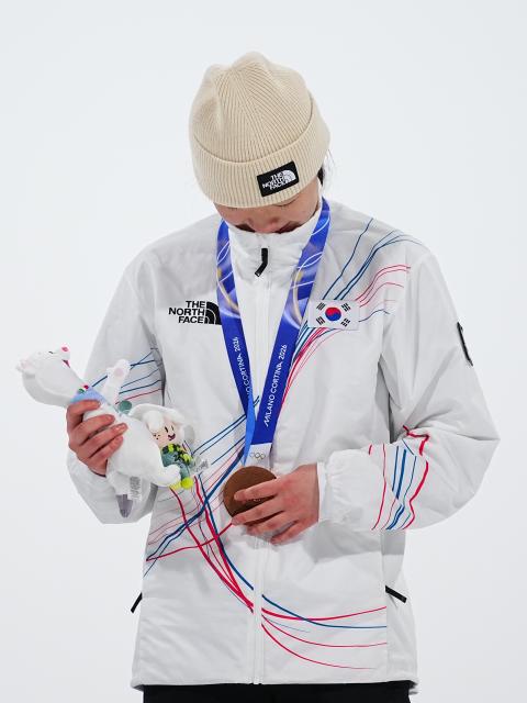 (260209) -- LIVIGNO, Feb. 9, 2026 (Xinhua) -- Bronze medalist Yu Seungeun of South Korea reacts during the awarding ceremony of the snowboard women's big air at the Milan-Cortina 2026 Olympic Winter Games in Livigno, Italy, Feb. 9, 2026. (Xinhua/Wu Huiwo)