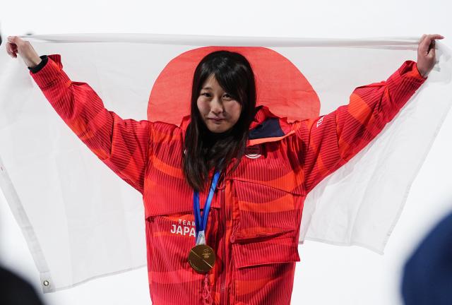 (260209) -- LIVIGNO, Feb. 9, 2026 (Xinhua) -- Gold medalist Murase Kokomo of Japan reacts  during the awarding ceremony of the snowboard women's big air at the Milan-Cortina 2026 Olympic Winter Games in Livigno, Italy, Feb. 9, 2026. (Xinhua/Wu Huiwo)