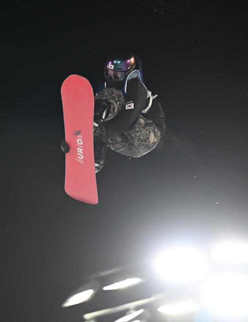 (260209) -- LIVIGNO, Feb. 9, 2026 (Xinhua) -- Yu Seungeun of South Korea competes during the snowboard women's big air final match at the Milan-Cortina 2026 Olympic Winter Games in Livigno, Italy, Feb. 9, 2026. (Xinhua/Xia Yifang)