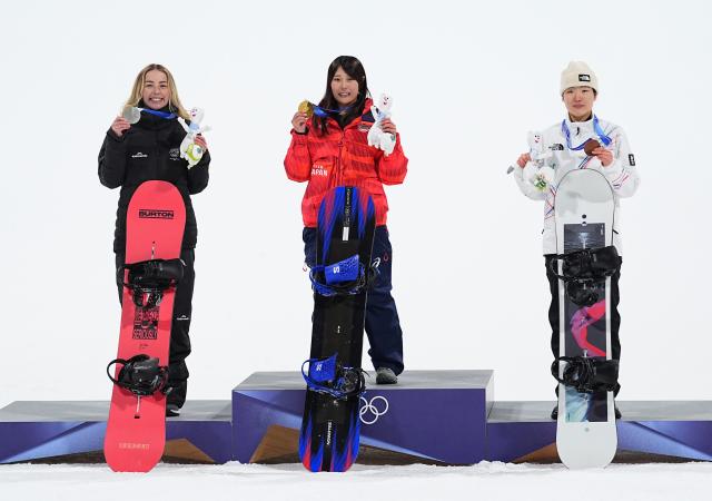 (260209) -- LIVIGNO, Feb. 9, 2026 (Xinhua) -- Gold medalist Murase Kokomo (C) of Japan, silver medalist Zoi Sadowski Synnott (L) of New Zealand and bronze medalist Yu Seungeun of South Korea pose for a photo during the awarding ceremony of the snowboard women's big air at the Milan-Cortina 2026 Olympic Winter Games in Livigno, Italy, Feb. 9, 2026. (Xinhua/Wu Huiwo)