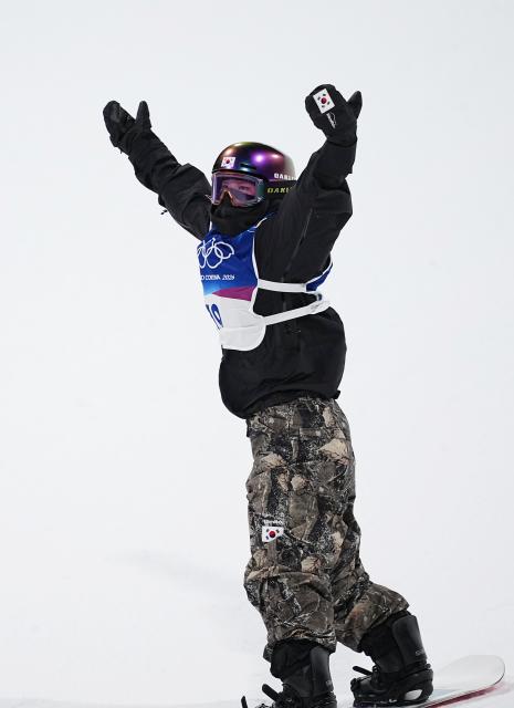 (260209) -- LIVIGNO, Feb. 9, 2026 (Xinhua) -- Yu Seungeun of South Korea competes during the snowboard women's big air final match at the Milan-Cortina 2026 Olympic Winter Games in Livigno, Italy, Feb. 9, 2026. (Xinhua/Wu Huiwo)