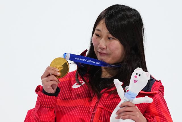 (260209) -- LIVIGNO, Feb. 9, 2026 (Xinhua) -- Gold medalist Murase Kokomo of Japan reacts during the awarding ceremony of the snowboard women's big air at the Milan-Cortina 2026 Olympic Winter Games in Livigno, Italy, Feb. 9, 2026. (Xinhua/Wu Huiwo)