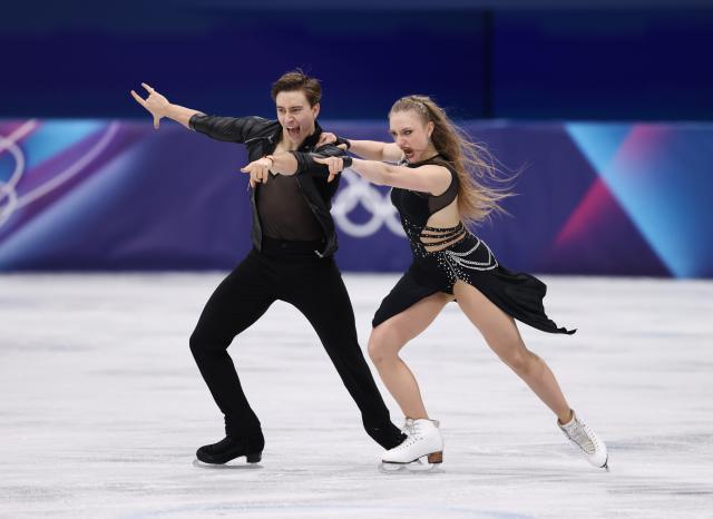 (260209) -- MILAN, Feb. 9, 2026 (Xinhua) -- Katerina Mrazkova (R)/Daniel Mrazek of the Czech Republic compete during the rhythm dance of figure skating ice dance competition at the Milan-Cortina 2026 Olympic Winter Games in Milan, Italy, Feb. 9, 2026. (Xinhua/Chen Yichen)