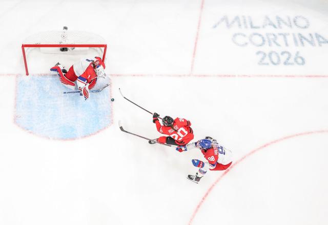 (260210) -- MILAN, Feb. 10, 2026 (Xinhua) -- Sarah Nurse(C) of Canada shoots during the ice hockey women's preliminary round group A match between Canada and the Czech Republic at the Milan-Cortina 2026 Olympic Winter Games in Milan, Italy, Feb. 9, 2026. (Xinhua/Sun Fei)