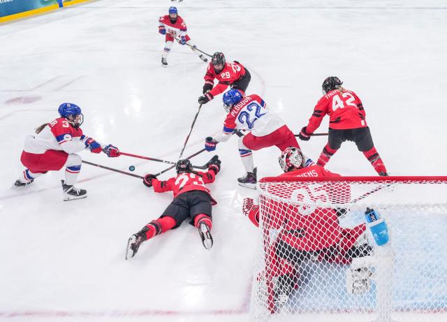 (260210) -- MILAN, Feb. 10, 2026 (Xinhua) -- Players vie during the ice hockey women's preliminary round group A match between Canada and the Czech Republic at the Milan-Cortina 2026 Olympic Winter Games in Milan, Italy, Feb. 9, 2026. (Xinhua/Sun Fei)