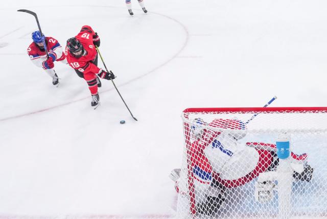(260210) -- MILAN, Feb. 10, 2026 (Xinhua) -- Brianne Jenner(C) of Canada shoots during the ice hockey women's preliminary round group A match between Canada and the Czech Republic at the Milan-Cortina 2026 Olympic Winter Games in Milan, Italy, Feb. 9, 2026. (Xinhua/Sun Fei)