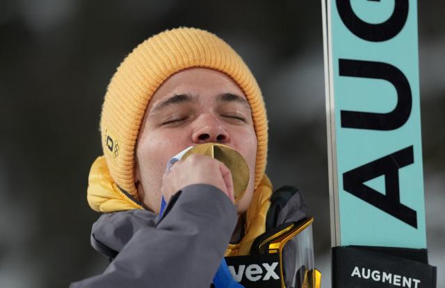 (260210) -- PREDAZZO, Feb. 10, 2026 (Xinhua) -- Gold medallist Philipp Raimund of Germany kisses the medal during the awarding ceremony for the Ski Jumping Men's Normal Hill Individual of the 2026 Milan-Cortina Winter Olympics in Predazzo, Italy, Feb. 9, 2026. (Xinhua/Meng Yongmin)