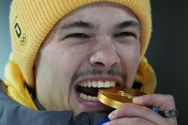 (260210) -- PREDAZZO, Feb. 10, 2026 (Xinhua) -- Gold medallist Philipp Raimund of Germany bites the medal during the awarding ceremony for the Ski Jumping Men's Normal Hill Individual of the 2026 Milan-Cortina Winter Olympics in Predazzo, Italy, Feb. 9, 2026. (Xinhua/Meng Yongmin)