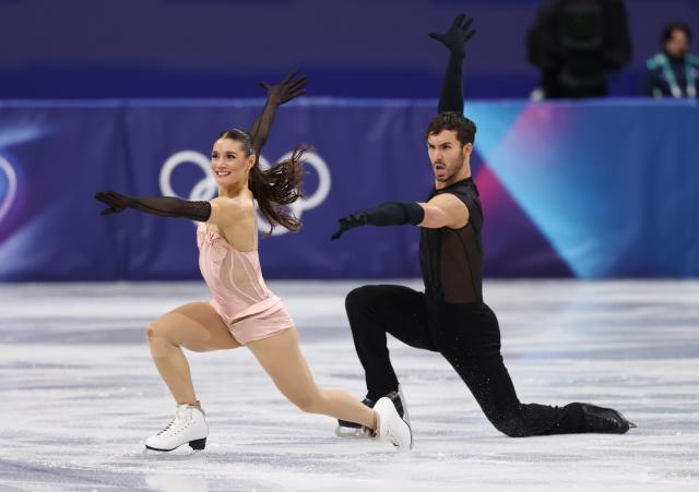 (260209) -- MILAN, Feb. 9, 2026 (Xinhua) -- Laurence Fournier Beaudry (L)/Guillaume Cizeron of France compete during the rhythm dance of figure skating ice dance competition at the Milan-Cortina 2026 Olympic Winter Games in Milan, Italy, Feb. 9, 2026. (Xinhua/Chen Yichen)