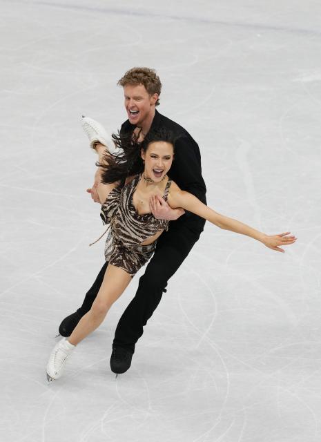 (260210) -- MILAN, Feb. 10, 2026 (Xinhua) -- Madison Chock (front)/Evan Bates of the United States perform during the rhythm dance of figure skating ice dance competition at the Milan-Cortina 2026 Olympic Winter Games in Milan, Italy, Feb. 9, 2026. (Xinhua/Xue Yuge)