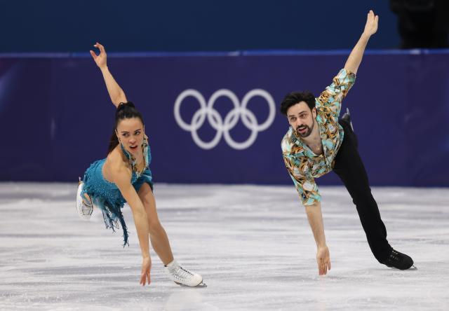 (260209) -- MILAN, Feb. 9, 2026 (Xinhua) -- Jennifer Janse van Rensburg (L)/Benjamin Steffan of Germany compete during the rhythm dance of figure skating ice dance competition at the Milan-Cortina 2026 Olympic Winter Games in Milan, Italy, Feb. 9, 2026. (Xinhua/Chen Yichen)