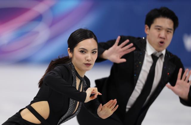 (260209) -- MILAN, Feb. 9, 2026 (Xinhua) -- Lim Hannah (L)/Quan Ye of South Korea compete during the rhythm dance of figure skating ice dance competition at the Milan-Cortina 2026 Olympic Winter Games in Milan, Italy, Feb. 9, 2026. (Xinhua/Chen Yichen)