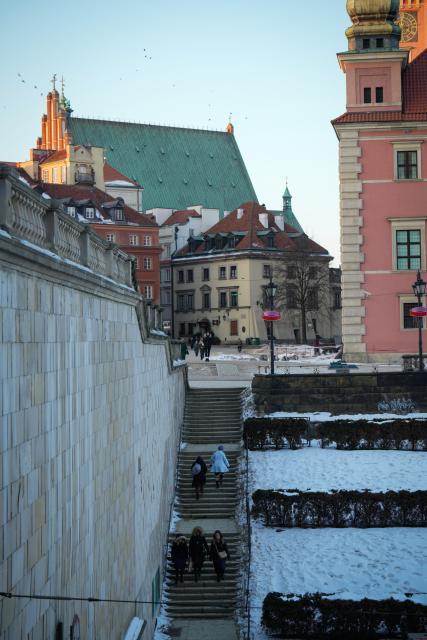 (260210) -- WARSAW, Feb. 10, 2026 (Xinhua) -- People walk on a staircase near the Old Town in Warsaw, Poland, on Feb. 9, 2026. (Photo by Jaap Arriens/Xinhua)
