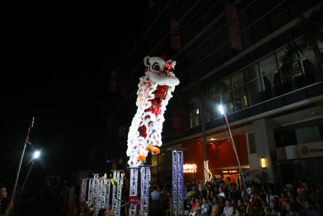 (260210) -- YANGON, Feb. 10, 2026 (Xinhua) -- Lion dancers perform during a celebration of the upcoming Chinese New Year in Yangon, Myanmar, Feb. 9, 2026. (Xinhua/Myo Kyaw Soe)