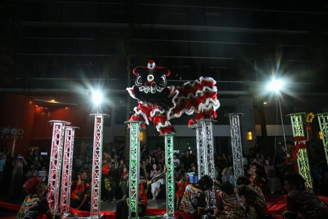 (260210) -- YANGON, Feb. 10, 2026 (Xinhua) -- Lion dancers perform during a celebration of the upcoming Chinese New Year in Yangon, Myanmar, Feb. 9, 2026. (Xinhua/Myo Kyaw Soe)