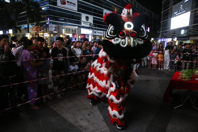 (260210) -- YANGON, Feb. 10, 2026 (Xinhua) -- Lion dancers perform during a celebration of the upcoming Chinese New Year in Yangon, Myanmar, Feb. 9, 2026. (Xinhua/Myo Kyaw Soe)