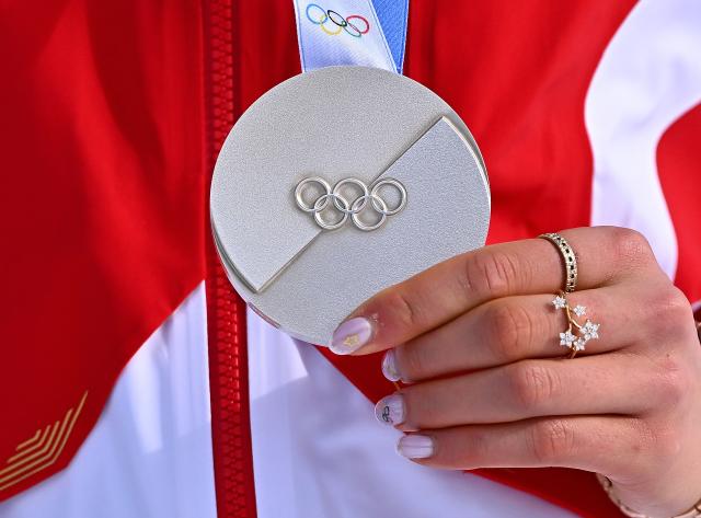 (260210) -- BEIJING, Feb. 10, 2026 (Xinhua) -- Silver medalist Gu Ailing of China displays her medal during the awarding ceremony for the freestyle skiing women's freeski slopestyle at the Milan-Cortina 2026 Olympic Winter Games in Livigno, Italy, Feb. 9, 2026. (Xinhua/Zhang Hongxiang)