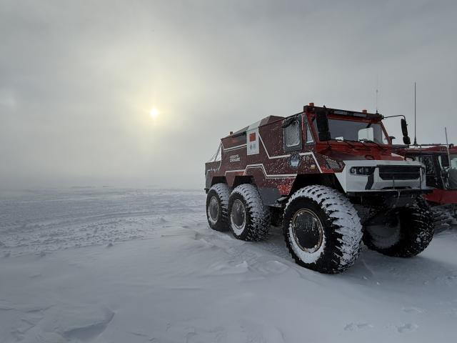 (260210) -- ANTARCTICA, Feb. 10, 2026 (Xinhua) -- This photo taken in January 2026 shows the self-developed Snow Leopard 6×6 wheeled vehicle undergoing a test in low-visibility environment in Antarctica. China's self-developed Snow Leopard 6×6 wheeled vehicle recently completed extreme environment testing in the Antarctic interior, traveling more than 10,000 km with zero failures, China's 42nd Antarctic expedition team said on Tuesday.
   TO GO WITH "China's self-developed Antarctic vehicle travels over 10,000 km" (China's 42nd Antarctic expedition team/Handout via Xinhua)
