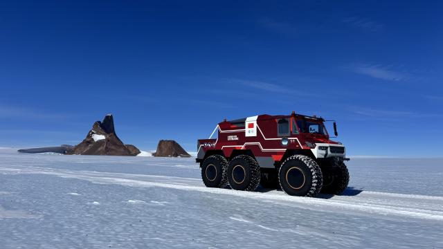 (260210) -- ANTARCTICA, Feb. 10, 2026 (Xinhua) -- This photo taken in February 2026 shows the self-developed Snow Leopard 6×6 wheeled vehicle travelling at the Grove Mountains area in Antarctic. China's self-developed Snow Leopard 6×6 wheeled vehicle recently completed extreme environment testing in the Antarctic interior, traveling more than 10,000 km with zero failures, China's 42nd Antarctic expedition team said on Tuesday.
   TO GO WITH "China's self-developed Antarctic vehicle travels over 10,000 km" (China's 42nd Antarctic expedition team/Handout via Xinhua)