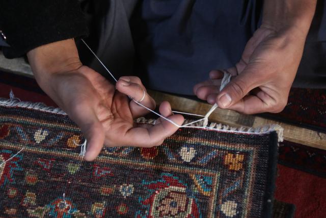 (260210) -- KABUL, Feb. 10, 2026 (Xinhua) -- A worker weaves a carpet at a workshop in Kabul, the capital of Afghanistan, Feb. 10, 2026. (Photo by Saifurahman Safi/Xinhua)