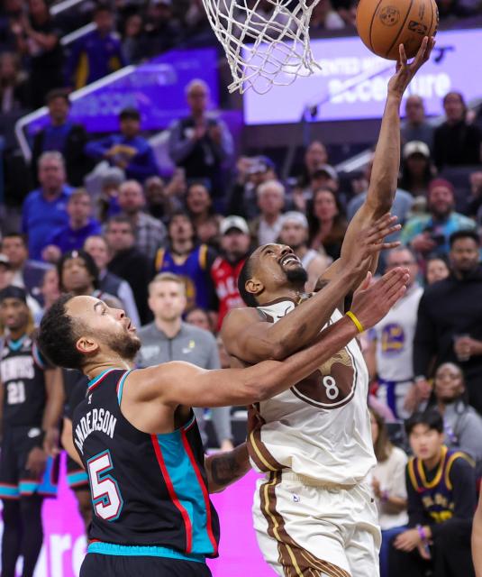 (260210) -- SAN FRANCISCO, Feb. 10, 2026 (Xinhua) -- De'Anthony Melton (R) of Golden State Warriors goes for a layup during the 2025-2026 NBA regular season basketball game between Golden State Warriors and Memphis Grizzlies in San Francisco, the United States, Feb. 9, 2026. (Photo by Arthur Dong/Xinhua)