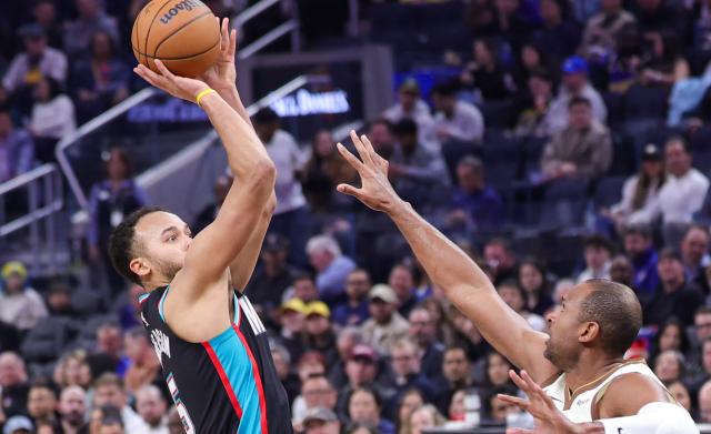 (260210) -- SAN FRANCISCO, Feb. 10, 2026 (Xinhua) -- Kyle Anderson (L) of Memphis Grizzlies shoots during the 2025-2026 NBA regular season basketball game between Golden State Warriors and Memphis Grizzlies in San Francisco, the United States, Feb. 9, 2026. (Photo by Arthur Dong/Xinhua)