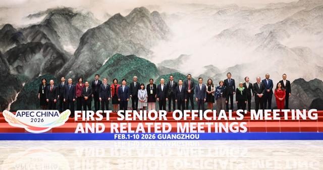 (260210) -- GUANGZHOU, Feb. 10, 2026 (Xinhua) -- Representatives attending the First Senior Officials' Meeting of APEC China 2026 pose for a group photo in Guangzhou, south China's Guangdong Province, Feb. 10, 2026. The opening session of the First Senior Officials' Meeting of APEC China 2026 was held here on Tuesday. (Xinhua/Deng Hua)
