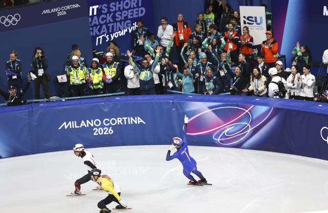 (260210) -- MILAN, Feb. 10, 2026 (Xinhua) -- Pietro Sighel (R, front) of Italy celebrates after the short track speed skating mixed team relay final A at the Milan-Cortina 2026 Olympic Winter Games in Milan, Italy, Feb. 10, 2026. (Xinhua/Hu Xingyu)