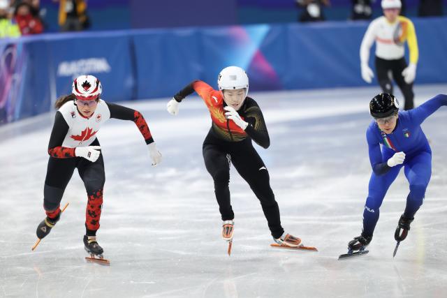(260210) -- MILAN, Feb. 10, 2026 (Xinhua) -- Zhang Chutong (C) of China competes during the short track speed skating mixed team relay final A at the Milan-Cortina 2026 Olympic Winter Games in Milan, Italy, Feb. 10, 2026. (Xinhua/Li Ming)
