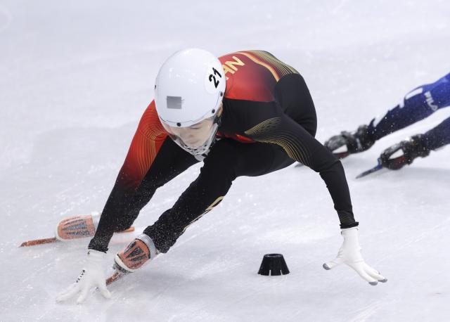 (260210) -- MILAN, Feb. 10, 2026 (Xinhua) -- Zhang Chutong of China comeptes during the short track speed skating mixed team relay final A at the Milan-Cortina 2026 Olympic Winter Games in Milan, Italy, Feb. 10, 2026. (Xinhua/Chen Yichen)