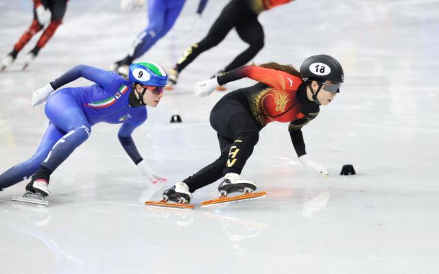 (260210) -- MILAN, Feb. 10, 2026 (Xinhua) -- Gong Li (R) of China competes during the short track speed skating mixed team relay final A at the Milan-Cortina 2026 Olympic Winter Games in Milan, Italy, Feb. 10, 2026. (Xinhua/Li Ming)