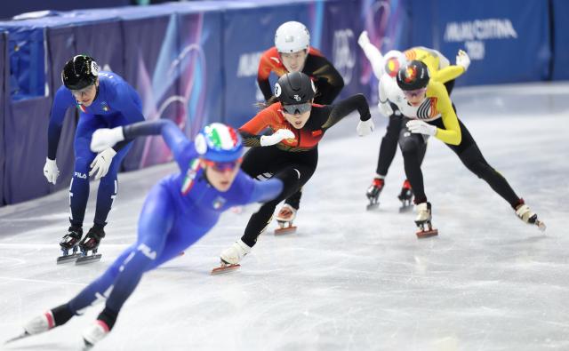 (260210) -- MILAN, Feb. 10, 2026 (Xinhua) -- Gong Li (C) of China competes during the short track speed skating mixed team relay final A at the Milan-Cortina 2026 Olympic Winter Games in Milan, Italy, Feb. 10, 2026. (Xinhua/Li Ming)