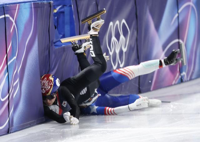 (260210) -- MILAN, Feb. 10, 2026 (Xinhua) -- Kim Gilli (front) of South Korea crashes alongside Corinne Stoddard of the United States during the short track speed skating mixed team relay semifinal at the Milan-Cortina 2026 Olympic Winter Games in Milan, Italy, Feb. 10, 2026. (Xinhua/Li Ming)