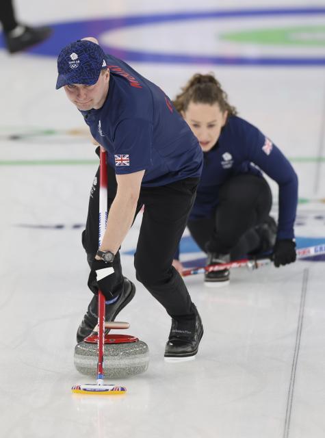 (260210) -- CORTINA D'AMPEZZO, Feb. 10, 2026 (Xinhua) -- Bruce Mouat (L)/Jennifer Dodds of Britain compete during the curling mixed doubles bronze medal match between Britain and Italy at the Milan-Cortina 2026 Olympic Winter Games in Cortina, Italy, Feb. 10, 2026. (Xinhua/Ding Xu)