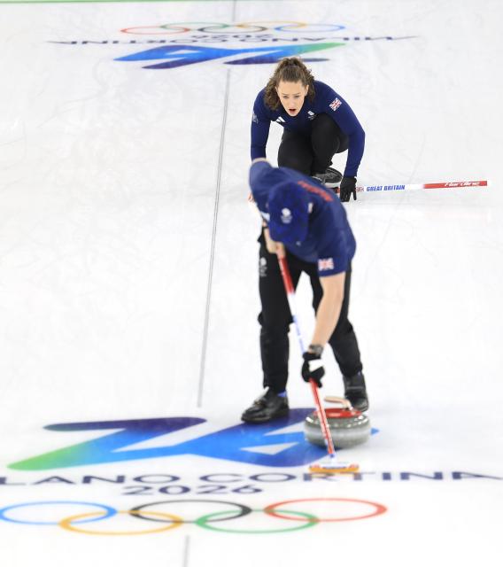 (260210) -- CORTINA D'AMPEZZO, Feb. 10, 2026 (Xinhua) -- Bruce Mouat/Jennifer Dodds (Top) of Britain compete during the curling mixed doubles bronze medal match between Britain and Italy at the Milan-Cortina 2026 Olympic Winter Games in Cortina, Italy, Feb. 10, 2026. (Xinhua/Ding Xu)