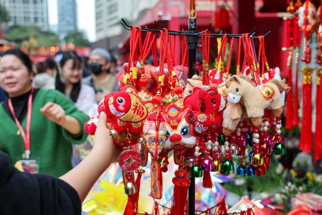(260210) -- SHENZHEN, Feb. 10, 2026 (Xinhua) -- People buy new year's goods at a flower market in Futian District of Shenzhen, south China's Guangdong Province, on Feb. 10, 2026. The 2026 Spring Festival flower market opened in Shenzhen on Tuesday, with major flower markets and convenient flower stores set up in all districts of the city to facilitate citizens' purchase of flowers and new year's goods for the festival. (Xinhua/Liang Xu)