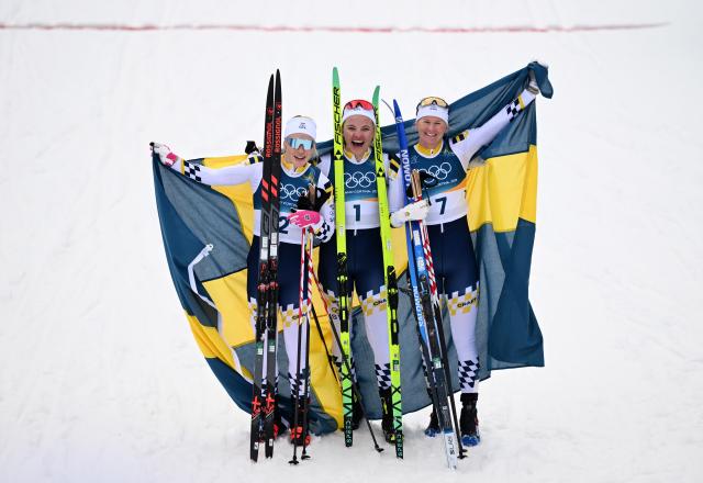 (260210) -- TESERO, Feb. 10, 2026 (Xinhua) -- Gold medalist Linn Svahn (C) of Sweden, silver medalist Jonna Sundling (L) of Sweden and bronze medalist Maja Dahlqvist of Sweden pose after the cross-country skiing women's sprint classic final at the Milan-Cortina 2026 Olympic Winter Games in Tesero, Italy, Feb. 10, 2026. (Xinhua/He Canling)