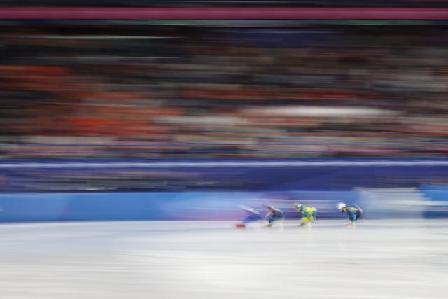 (260210) -- MILAN, Feb. 10, 2026 (Xinhua) -- Athletes compete during the short track speed skating men's 1000m heat at the Milan-Cortina 2026 Olympic Winter Games in Milan, Italy, Feb. 10, 2026. (Xinhua/Li Ming)