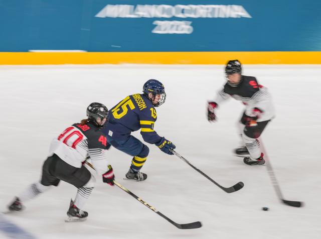 (260210) -- MILAN, Feb. 10, 2026 (Xinhua) -- Lisa Johansson (C) of Sweden breaks through during the ice hockey women's preliminary round group B match between Sweden and Japan at the Milan-Cortina 2026 Olympic Winter Games in Milan, Italy, Feb. 10, 2026. (Xinhua/Sun Fei)